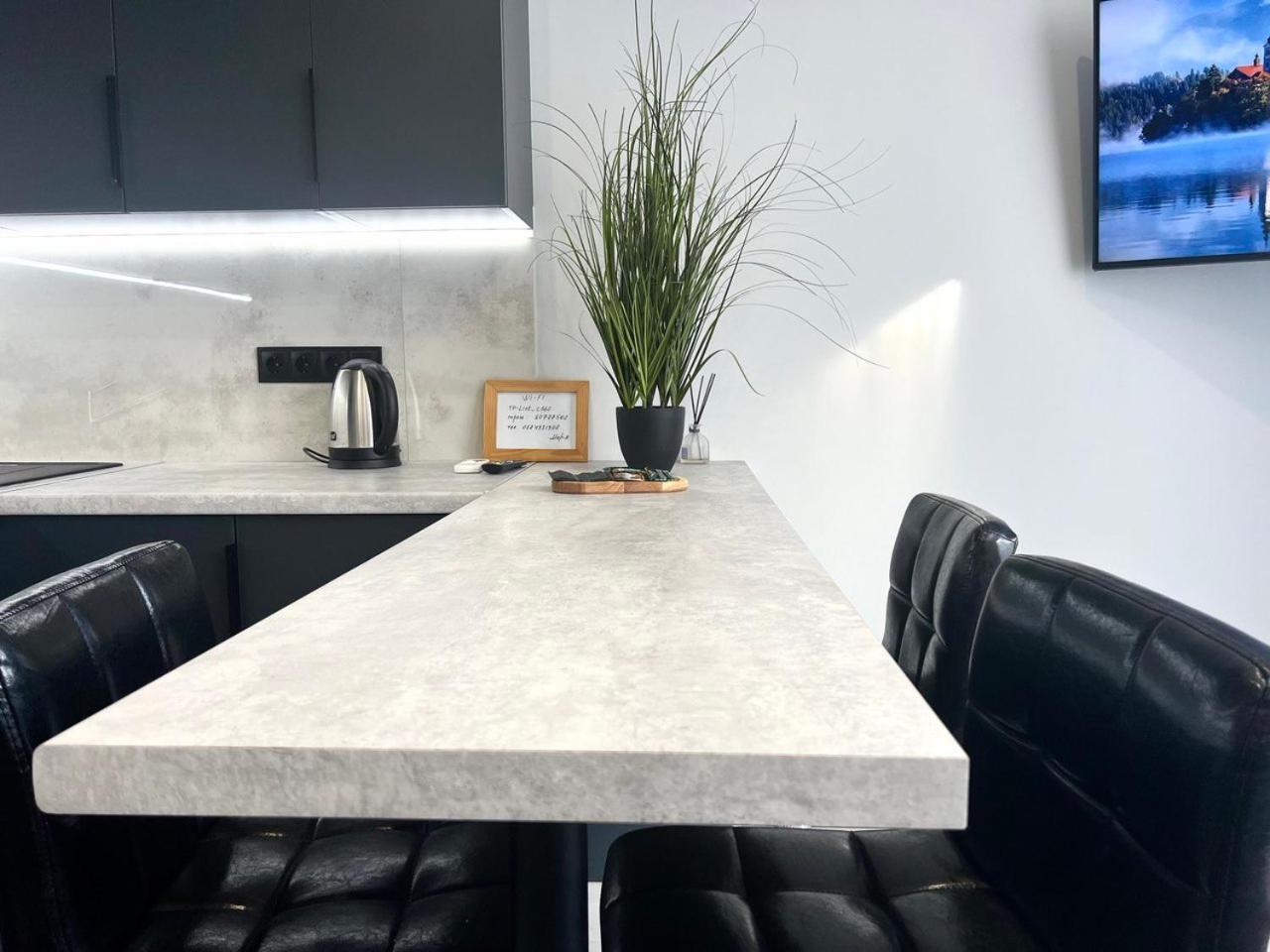 Apartments Vip Avalon Λβιβ Εξωτερικό φωτογραφία