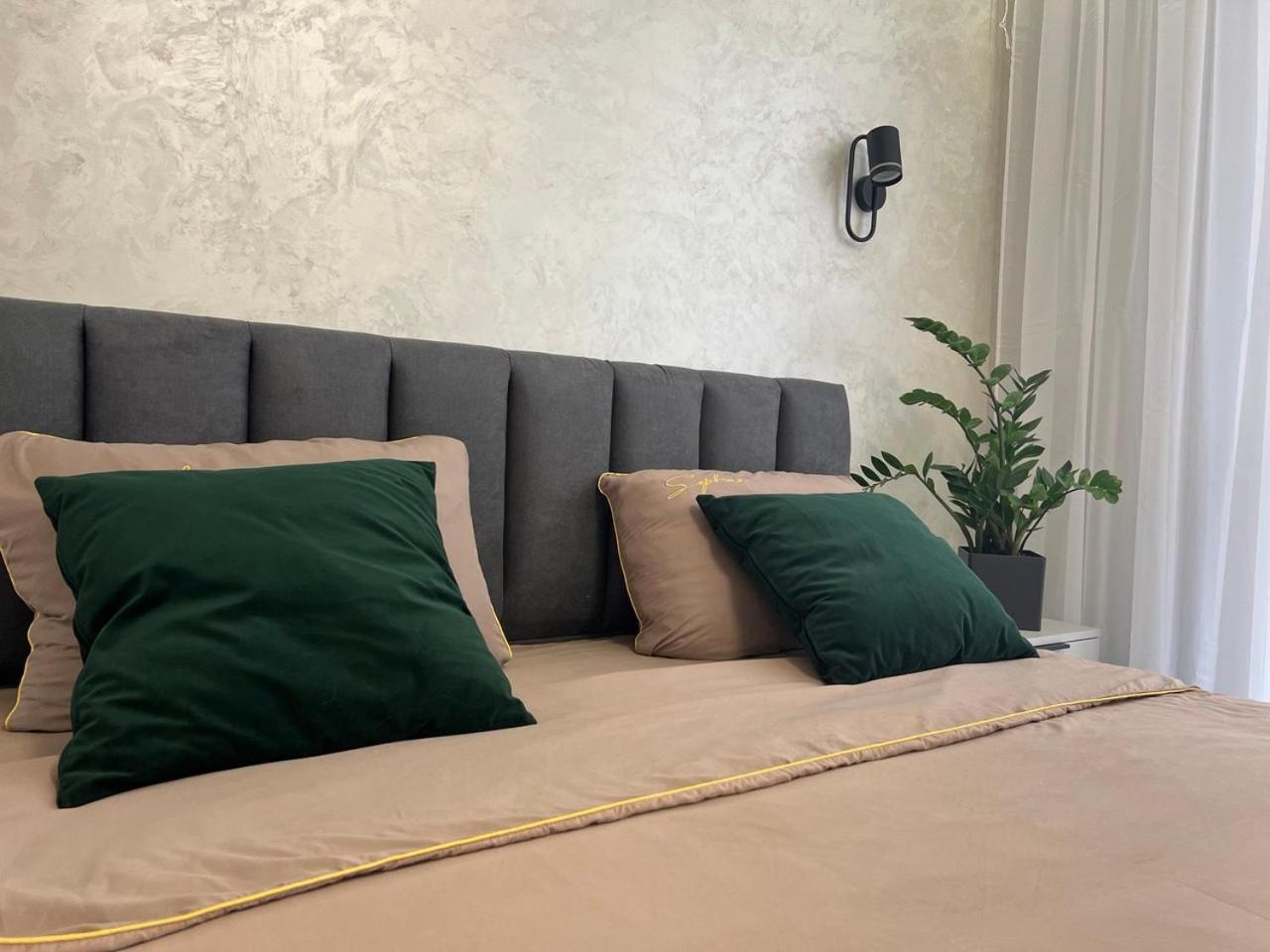 Apartments Vip Avalon Λβιβ Εξωτερικό φωτογραφία
