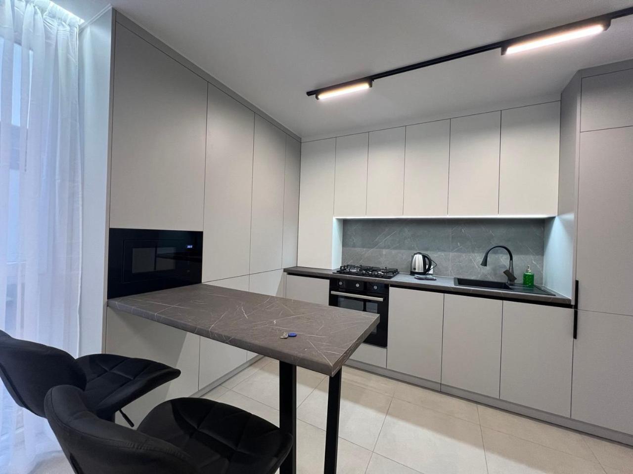 Apartments Vip Avalon Λβιβ Εξωτερικό φωτογραφία